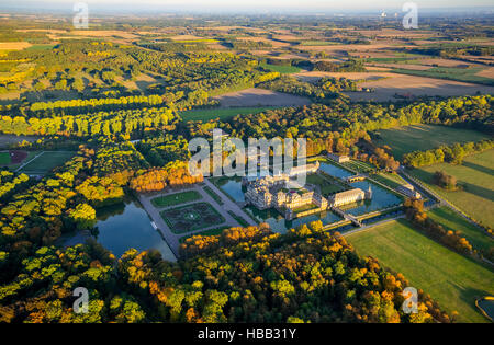 Vue aérienne, château baroque Ciron en automne, Versailles du Münsterland, château à douves avec jardin baroque Banque D'Images