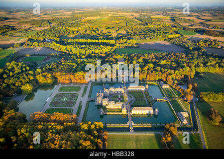 Vue aérienne, château baroque Ciron en automne, Versailles du Münsterland, château à douves avec jardin baroque Banque D'Images