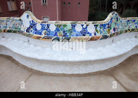 Espagne, Barcelone, le parc Guell, la serpentine banc avec mosaïque Trencadis par Gaudi par Banque D'Images