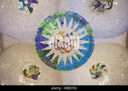 Espagne, Barcelone, Parc Guell, sol carrelé plafond de salle hypostyle, Trencadis par mosaïque de Gaudi Banque D'Images
