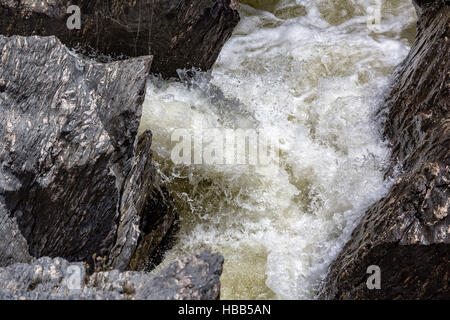 Chute d'eau coulant entre les pierres de lave Banque D'Images