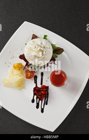 Burrata fromage avec sauce gaspacho frais généraux Banque D'Images