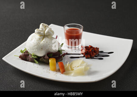 Burrata fromage avec sauce gaspacho de fraises Banque D'Images