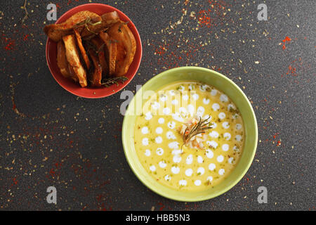 Soupe de potiron aux crevettes vue ci-dessus Banque D'Images