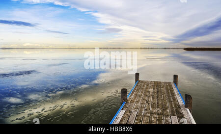 Pier dans le lac avec de la glace sur l'eau Banque D'Images