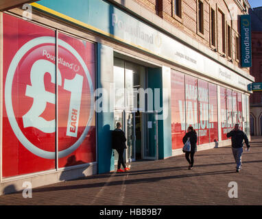 Poundland sur le Golden Mile, station balnéaire de Blackpool, boutiques et les acheteurs dans la station, Lancashire, UK Banque D'Images