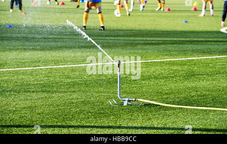 L'arrosage du gazon artificiel astro 3G hauteur à Sutton United Football Club Banque D'Images