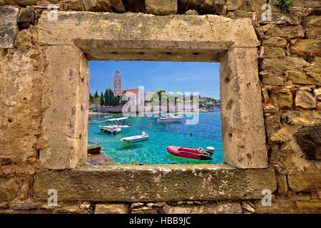 L'île de Hvar et de la plage de l'église vue de la fenêtre Banque D'Images