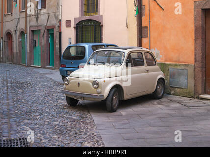 Fiat 500 vintage garée dans une rue de Bosa, Sardaigne, Italie Banque D'Images