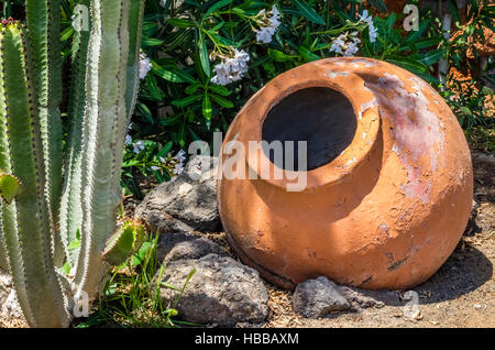 Ancien grand pot en céramique vide sur le terrain dans le jardin, Gran Canaria, Espagne Banque D'Images