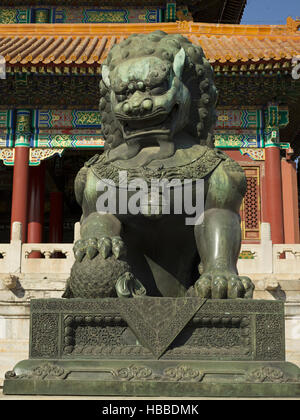 Statue de lion en face de la porte de l'harmonie suprême dans la Cité Interdite, Pékin, Chine Banque D'Images