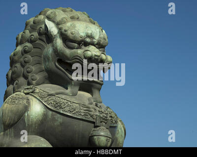 Statue de lion en face de la porte de l'harmonie suprême dans la Cité Interdite, Pékin, Chine Banque D'Images