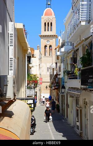 Vue de la cathédrale clocher (Megalos Antonios église) à la fin d'une ville street, Rethymno, Crète, Grèce, Europe. Banque D'Images