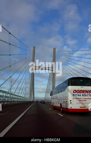 Regardant à travers une arche vers le côté gallois sur la Severn Bridge montrant tous les trois voies et support de câbles câbles et un coach Banque D'Images
