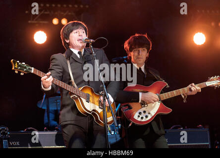 Steve White et Stephen Hill de The Bootleg Beatles effectuant à Fairport's Cropredy Convention, Banbury, Angleterre, Royaume-Uni. 12 août 2016 Banque D'Images