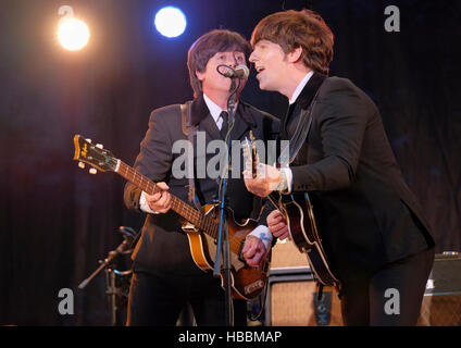 Steve White et Stephen Hill de The Bootleg Beatles effectuant à Fairport's Cropredy Convention, Banbury, Angleterre, Royaume-Uni. 12 août 2016 Banque D'Images