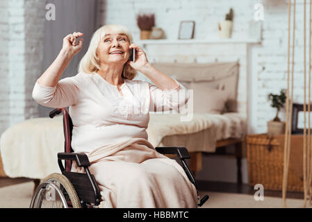 De positive mobilité femme assise dans le fauteuil roulant Banque D'Images