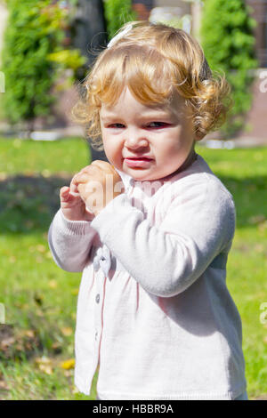 Cute infant avec cheveux blonds Banque D'Images