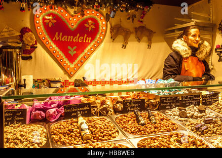 L'atmosphère de Noël et les stands de vente à Alexanderplatz, Berlin, Allemagne marché de Noël Berlin Allemagne Banque D'Images