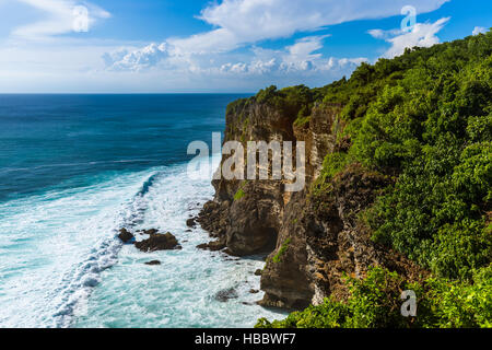 Côte près de temple d'Uluwatu à Bali Indonésie Banque D'Images