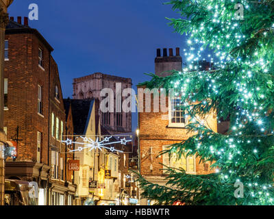 Arbre de Noël à St Helens Square avec Swiss Village et le ministre au-delà de York Yorkshire Angleterre Banque D'Images