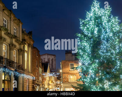 Arbre de Noël à St Helens Square avec Swiss Village et le ministre au-delà de York Yorkshire Angleterre Banque D'Images