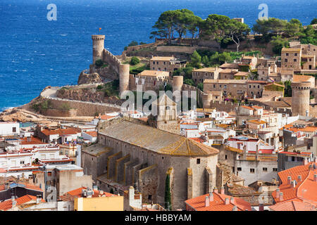 Tossa de Mar, ville côtière sur la Costa Brava, l'Espagne, l'église paroissiale de saint Vicent, vieille ville médiévale fortifiée - Vila Vella sur une colline. Banque D'Images