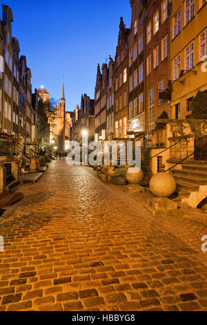 La nuit dans la rue Mariacka ville de Gdansk en Pologne, vieille ville historique, maisons bourgeoise avec perrons. Banque D'Images