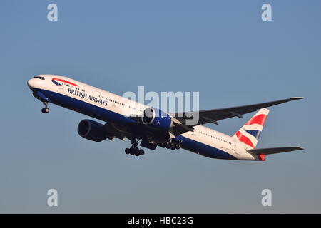 British Airways Boeing 777-336ER G-STBI, au départ de l'aéroport de Heathrow, Londres, UK Banque D'Images