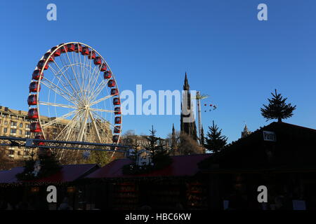 Grande roue, Scott Monument et Star Flyer ride Edimbourg Ecosse Décembre 2016 Banque D'Images