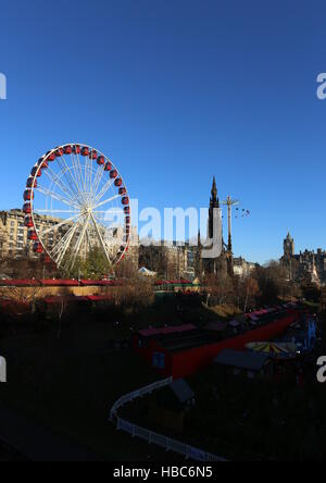 Grande roue, Scott Monument et Star Flyer ride Edimbourg Ecosse Décembre 2016 Banque D'Images