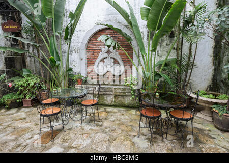 Manille, Philippines - 30 novembre 2016 : Ensemble d'un café de l'établissement Casa Manille à l'Intramuros, l'ancien quartier colonial de Manille, aux Philippines. Banque D'Images