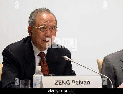 Shizuoka, Japon. 5 déc, 2016. Ancien vice-premier ministre chinois Zeng Peiyan parle au cours de la 11e session de l'Asie du Nord-Est Forum trilatéral à Shizuoka, Japon, 5 décembre 2016. Anciens fonctionnaires de haut rang et des personnalités importantes de la Chine, du Japon et de la Corée du Sud a appelé lundi pour la promotion de la coopération trilatérale de faire pression pour l'intégration économique régionale. Credit : Ma Ping/Xinhua/Alamy Live News Banque D'Images