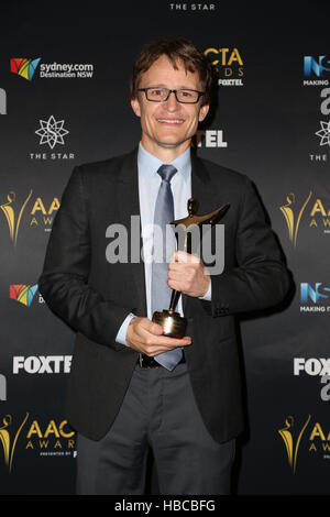 Sydney, Australie. 5 décembre 2016. Sur la photo : Damon Herriman pose avec l'AACTA pour meilleur Guest ou acteur de soutien dans une ville secrète pour les dramatiques. Que représentent les gagnants avec leurs prix dans la salle des médias lors de la 6ème AACTA (Australian Academy of Cinema and Television Arts) Dîner de remise des prix à l'étoile, Pyrmont pour célébrer l'excellence de l'écran. Credit : Crédit : Richard Milnes/Alamy Live News Banque D'Images