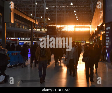 Waterloo, London, UK. 5 déc, 2016. Lever du soleil dans la gare de Waterloo. Crédit : Matthieu Chattle/Alamy Live News Banque D'Images