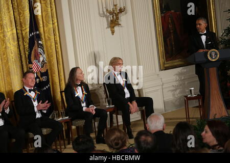 Washington DC, USA. 08Th Dec 2016. Le président des États-Unis Barack Obama plaisante avec les membres du groupe du groupe Eagles (L-R) Don Henley, Timothy B. Schmit, Joe Walsh, 2016 Lauréats du Kennedy Center, dans l'East Room de la Maison Blanche, le 4 décembre 2016. Les lauréats : le pianiste Martha Argerich, l'acteur Al Pacino, chanteuse Mavis Staples, le chanteur James Taylor et Eagles membres Don Henley, Timothy B. Schmit, Joe Walsh. Credit : Aude Guerrucci/piscine par CNP Crédit : MediaPunch MediaPunch /Inc/Alamy Live News Banque D'Images