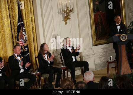 Washington DC, USA. 08Th Dec 2016. Le président américain Barack Obama des blagues avec le groupe membres du groupe Eagles (L-R) Don Henley, Timothy B. Schmit, Joe Walsh, 2016 Lauréats du Kennedy Center, dans l'East Room de la Maison Blanche, le 4 décembre 2016. Les lauréats : le pianiste Martha Argerich, l'acteur Al Pacino, chanteuse Mavis Staples, le chanteur James Taylor et Eagles membres Don Henley, Timothy B. Schmit, Joe Walsh. Credit : Aude Guerrucci/piscine par CNP Crédit : MediaPunch MediaPunch /Inc/Alamy Live News Banque D'Images