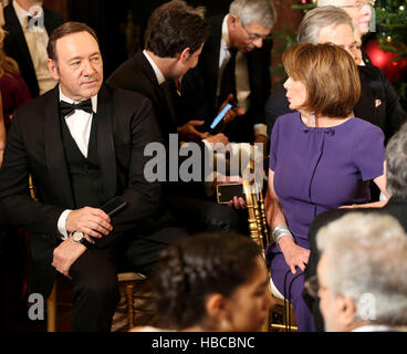 Washington DC, USA. 08Th Dec 2016. L'acteur Kevin Spacey, gauche, et leader de la minorité de la Chambre Nancy Pelosi (démocrate de Californie), droite, attendez que le début d'un événement pour le Centre Kennedy 2016 personnes honorées, dans l'East Room de la Maison Blanche, le 4 décembre 2016. Les lauréats 2016 sont : la pianiste argentine Martha Argerich ; rock band les aigles ; l'écran et d'un acteur Al Pacino ; gospel et blues singer Mavis Staples ; et musicien James Taylor. Credit : Aude Guerrucci/piscine par CNP Crédit : MediaPunch MediaPunch /Inc/Alamy Live News Banque D'Images