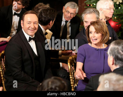 Washington DC, USA. 08Th Dec 2016. L'acteur Kevin Spacey, gauche, et leader de la minorité de la Chambre Nancy Pelosi (démocrate de Californie), droite, attendez que le début d'un événement pour le Centre Kennedy 2016 personnes honorées, dans l'East Room de la Maison Blanche, le 4 décembre 2016. Les lauréats 2016 sont : la pianiste argentine Martha Argerich ; rock band les aigles ; l'écran et d'un acteur Al Pacino ; gospel et blues singer Mavis Staples ; et musicien James Taylor. Credit : Aude Guerrucci/piscine par CNP Crédit : MediaPunch MediaPunch /Inc/Alamy Live News Banque D'Images