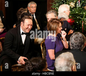 Washington DC, USA. 08Th Dec 2016. L'acteur Kevin Spacey, gauche, et leader de la minorité de la Chambre Nancy Pelosi (démocrate de Californie), droite, attendez que le début d'un événement pour le Centre Kennedy 2016 personnes honorées, dans l'East Room de la Maison Blanche, le 4 décembre 2016. Les lauréats 2016 sont : la pianiste argentine Martha Argerich ; rock band les aigles ; l'écran et d'un acteur Al Pacino ; gospel et blues singer Mavis Staples ; et musicien James Taylor. Credit : Aude Guerrucci/piscine par CNP Crédit : MediaPunch MediaPunch /Inc/Alamy Live News Banque D'Images