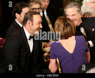 Washington DC, USA. 08Th Dec 2016. L'acteur Kevin Spacey, gauche, et leader de la minorité de la Chambre Nancy Pelosi (démocrate de Californie), droite, attendez que le début d'un événement pour le Centre Kennedy 2016 personnes honorées, dans l'East Room de la Maison Blanche, le 4 décembre 2016. Les lauréats 2016 sont : la pianiste argentine Martha Argerich ; rock band les aigles ; l'écran et d'un acteur Al Pacino ; gospel et blues singer Mavis Staples ; et musicien James Taylor. Credit : Aude Guerrucci/piscine par CNP Crédit : MediaPunch MediaPunch /Inc/Alamy Live News Banque D'Images