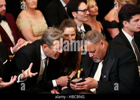 Washington DC, USA. 08Th Dec 2016. L'acteur Jeff Goldblum (L), sa femme Emily Goldblum et acteur Laurence Fishbone, attendre le début d'un événement pour le Centre Kennedy 2016 personnes honorées, dans l'East Room de la Maison Blanche, le 4 décembre 2016. Les lauréats 2016 sont : la pianiste argentine Martha Argerich ; rock band les aigles ; l'écran et d'un acteur Al Pacino ; gospel et blues singer Mavis Staples ; et musicien James Taylor. Credit : Aude Guerrucci/piscine par CNP Crédit : MediaPunch MediaPunch /Inc/Alamy Live News Banque D'Images