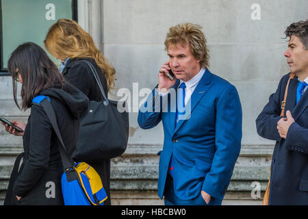 ,L'article,50,queueLondon, UK. 5 déc, 2016. Charlie Mullins arrive et se joint à l'attente du public - La Cour suprême commence son audience sur l'affaire pour le gouvernement à l'aide de la prérogative royale pour déclencher l'article 50 du traité de Lisbonne, afin de démarrer le retrait du Royaume-Uni de l'UE. Contre le gouvernement sont Gina Millar et son équipe soutenue par Charlie Mullins de Pimlico plombiers. Crédit : Guy Bell/Alamy Live News Banque D'Images