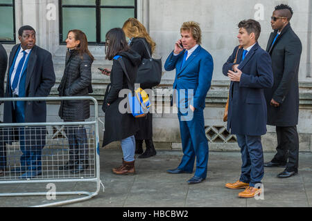 ,L'article,50,queueLondon, UK. 5 déc, 2016. Charlie Mullins arrive et se joint à l'attente du public - La Cour suprême commence son audience sur l'affaire pour le gouvernement à l'aide de la prérogative royale pour déclencher l'article 50 du traité de Lisbonne, afin de démarrer le retrait du Royaume-Uni de l'UE. Contre le gouvernement sont Gina Millar et son équipe soutenue par Charlie Mullins de Pimlico plombiers. Crédit : Guy Bell/Alamy Live News Banque D'Images