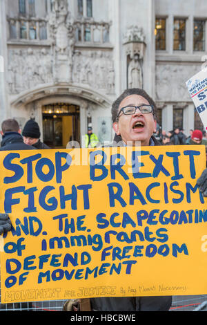 Londres, Royaume-Uni. 5 déc, 2016. Restent des militants du mouvement pour la justice - La Cour suprême commence son audience sur l'affaire pour le gouvernement à l'aide de la prérogative royale pour déclencher l'article 50 du traité de Lisbonne, afin de démarrer le retrait du Royaume-Uni de l'UE. Contre le gouvernement sont Gina Millar et son équipe soutenue par Charlie Mullins de Pimlico plombiers. Crédit : Guy Bell/Alamy Live News Banque D'Images