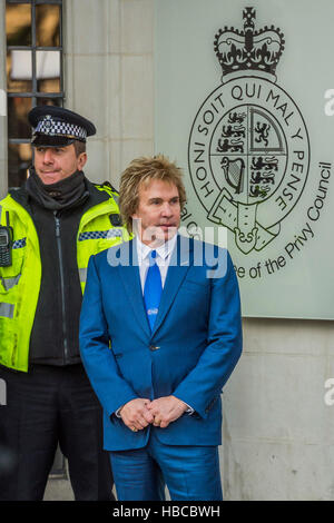 Londres, Royaume-Uni. 5 déc, 2016. Charlie Mullins arrive et se joint à l'attente du public - La Cour suprême commence son audience sur l'affaire pour le gouvernement à l'aide de la prérogative royale pour déclencher l'article 50 du traité de Lisbonne, afin de démarrer le retrait du Royaume-Uni de l'UE. Contre le gouvernement sont Gina Millar et son équipe soutenue par Charlie Mullins de Pimlico plombiers. Crédit : Guy Bell/Alamy Live News Banque D'Images