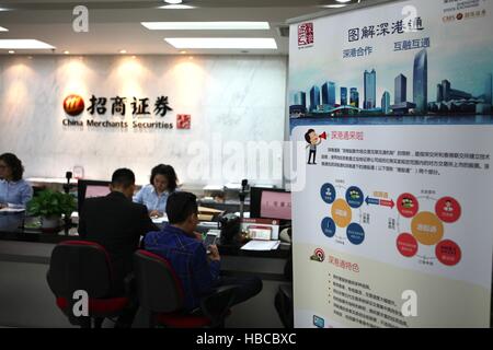 Shenzhen. 5 déc, 2016. Photo prise le 5 décembre 2016, montre une affiche concernant le lancement de la Shenzhen-Hong Kong Stock brancher dans une société de valeurs mobilières à Shenzhen, province du Guangdong en Chine du sud. La Shenzhen-Hong Kong Stock Connect, le second lien entre bourses dans la partie continentale de Chine et Hong Kong, a fait un premier lundi. © Wang Dongzhen/Xinhua/Alamy Live News Banque D'Images