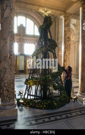 Le V&A, Londres, Royaume-Uni. 5 Décembre, 2016. La robe StudioXAG V&une grande entrée cette année, inspiré par les collections et l'ère victorienne dans laquelle le musée a été fondé. Très décoratif et de célébration, StudioXAG ont conçu spotlight bold metal incorporant des motifs d'arbres le fer du V&A cadre de toit et habillé avec des décorations sur mesure qui rappelle la grande époque victorienne. Un membre du personnel de la galerie met la touche finale à l'arborescence. Credit : artsimages/Alamy Live News. Banque D'Images