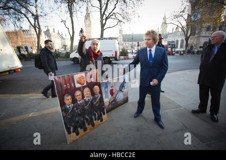 Londres, Royaume-Uni. 5 déc, 2016. La Cour suprême connaît des recours Article 50 historique aujourd'hui, Westminster, London, UK. Le 05 mai 2016. Les 11 juges commencent une audience de quatre jours pour juger de l'une des plus grandes questions constitutionnelles de notre temps. Démontrer manifestants comme le plus haut tribunal du pays considère que l'appel du gouvernement sur la sortie du Royaume-Uni de l'UE. Charlie Mulilins propriétaire de Pimlico plombiers (photo) l'un des principaux bailleurs de fond derrière l'arrive d'arrêter de regarder les œuvres d'anti-Brexit en dehors de la cour. Crédit : Jeff Gilbert/Alamy Live News Banque D'Images