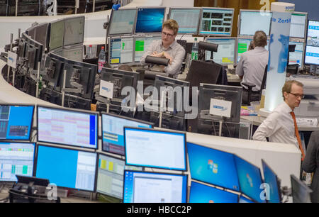 Francfort, Allemagne. 5 déc, 2016. Opérateurs en Bourse suivre son évolution et changement de cours d'actions sur plusieurs écrans à la bourse de Francfort, Allemagne, 5 décembre 2016. Photo : Boris Roessler/dpa/Alamy Live News Banque D'Images